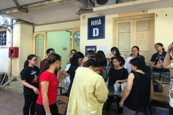 A Meal A Smile phát cơm và cháo từ thiện tại Bệnh viện K